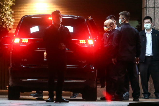 行政院长苏贞昌（右二）19日晚间离开行政院。（中时资料照，邓博仁摄）