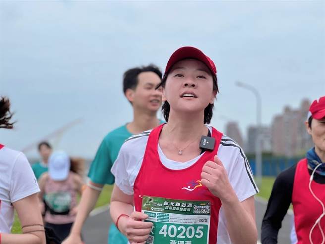 台北市前副市长黄珊珊今在脸书提到，昨天内阁总辞，尚不知新任阁揆是谁，各部会谁来接掌，「整个政府与国人一起放新年假期，这也是举世少见吧。」（摘自黄珊珊脸书）