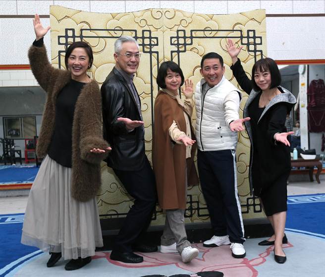 「剧场国宝」李国修逝世届10周年之际，「2023创拓版《京戏启示录》」重返大舞台，由李国修遗孀、艺术总监王月（中）亲身演出要角「二大妈」，剧中主角「李修国」由屈中恒（右二）接棒担纲演出，「小8」张允曦（左起）、樊光耀、范瑞君等李国修的弟子睽违多年再次聚首。（黄世麒摄）