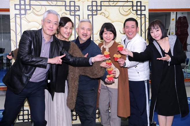 「剧场国宝」李国修逝世届10周年之际，「2023创拓版《京戏启示录》」重返大舞台，传统戏曲导演李小平（左三）担任导演，李国修遗孀、艺术总监王月（右三）亲身演出要角「二大妈」，剧中主角「李修国」由屈中恒（右二）接棒担纲演出，樊光耀（左起）、「小8」张允曦、范瑞君等李国修的弟子睽违多年再次聚首。（黄世麒摄）