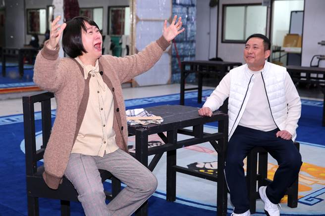 「剧场国宝」李国修逝世届10周年之际，「2023创拓版《京戏启示录》」重返大舞台，由李国修遗孀、艺术总监王月（左）亲身演出要角「二大妈」，剧中主角「李修国」由屈中恒（右）接棒担纲演出。（黄世麒摄）