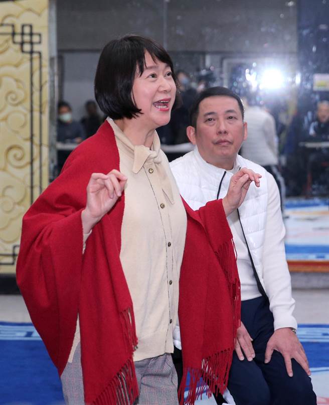 「剧场国宝」李国修逝世届10周年之际，「2023创拓版《京戏启示录》」重返大舞台，由李国修遗孀、艺术总监王月（左）亲身演出要角「二大妈」，剧中主角「李修国」由屈中恒（右）接棒担纲演出。（黄世麒摄）