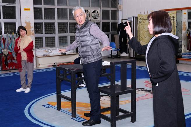 「剧场国宝」李国修逝世届10周年之际，「2023创拓版《京戏启示录》」重返大舞台，由李国修遗孀、艺术总监王月（左）亲身演出要角「二大妈」，与范瑞君（右）有一段为了京戏路线所产生的吵架对手戏，让夹在两个女人中间的樊光耀（中）不知所措。（黄世麒摄）