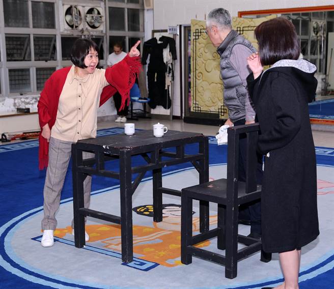 「剧场国宝」李国修逝世届10周年之际，「2023创拓版《京戏启示录》」重返大舞台，由李国修遗孀、艺术总监王月（左）亲身演出要角「二大妈」，与范瑞君（右）有一段为了京戏路线所产生的吵架对手戏，让夹在两个女人中间的樊光耀（中）不知所措。（黄世麒摄）