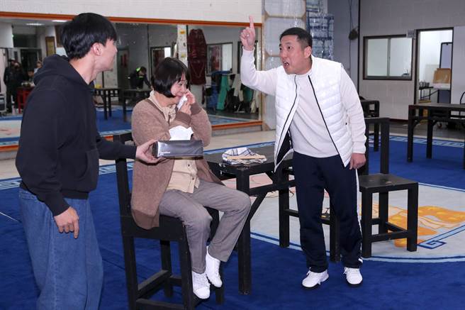 「剧场国宝」李国修逝世届10周年之际，「2023创拓版《京戏启示录》」重返大舞台，由李国修遗孀、艺术总监王月（中）亲身演出要角「二大妈」，剧中主角「李修国」由屈中恒（右）接棒担纲演出。（黄世麒摄）