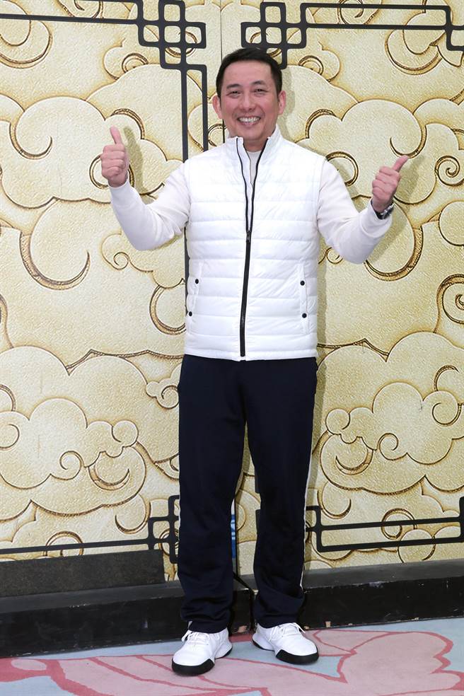 「剧场国宝」李国修逝世届10周年之际，「2023创拓版《京戏启示录》」重返大舞台，剧中主角「李修国」由屈中恒接棒担纲演出。（黄世麒摄）