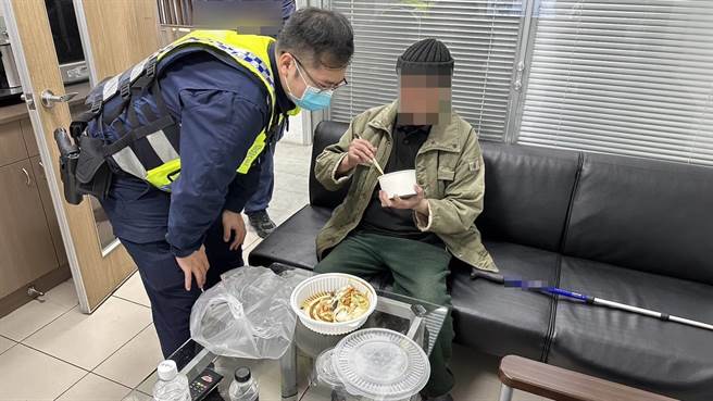 东区90岁的黄姓老翁日前疑走错方向迷失近4小时，瑟缩太平区太顺路旁，员警带他返所并提供热食让他恢復精神。（太平警分局提供／潘虹恩台中传真）