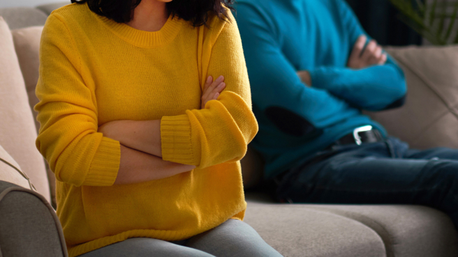 一名OL抱怨男友高收入，但约会吃饭只吃平价小吃，让她怀疑对方是否有爱自己。（示意图／shutterstock）