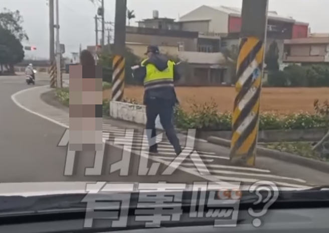 20歲長髮妹小年夜當街裸奔！新竹警後方狂追幫穿衣。(翻攝臉書竹北人有事嗎)