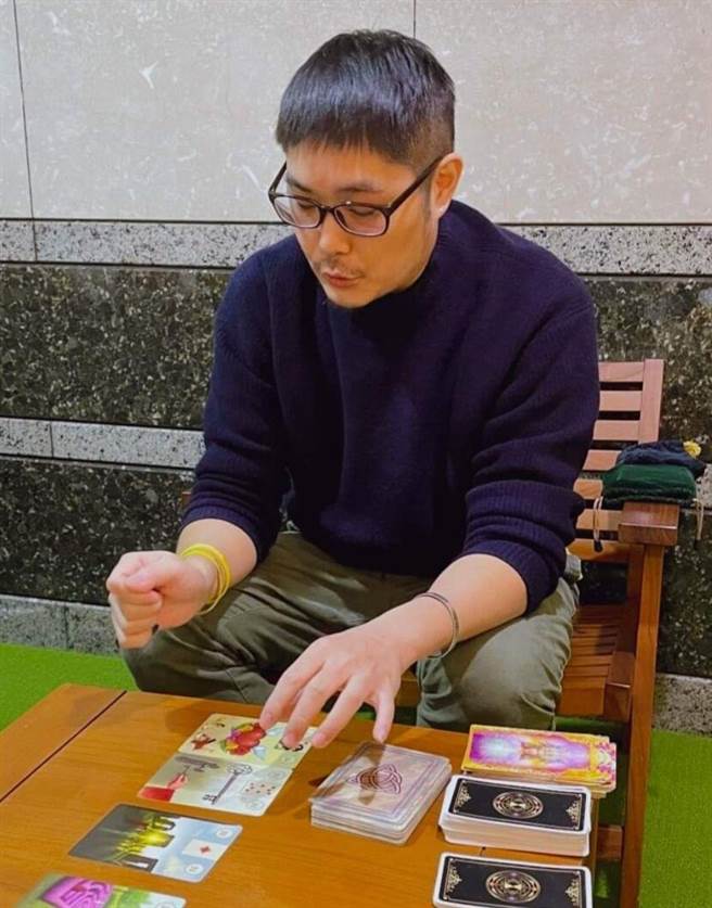 教育部宣导性别平权观念，呼吁让已婚妇女自由选择年节回娘家的时间，命理占卜师易群表示认同，认为如今社会已是男女平等，不合时宜的习俗该被颠覆。(易群提供)