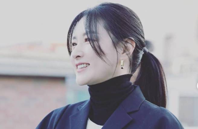 李英爱51岁仍保养得宜。(图／取自李英爱IG)