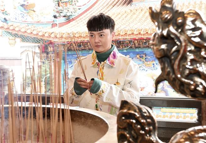 许富凯日前到松山慈佑宫拜拜祈福，非常虔诚。（陈俊吉摄）