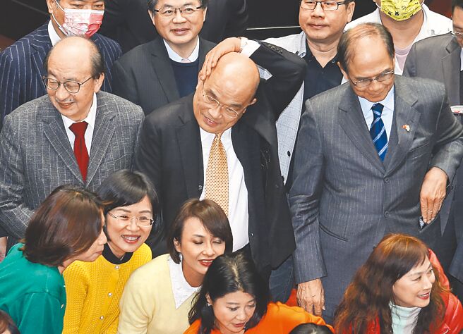 立法院19日三读通过112年度中央政府总预算案后，行政院长苏贞昌（图中）到议场内致意并与立委们合影，随后驱车前往总统府与蔡英文会面，当面总辞（姚志平摄）