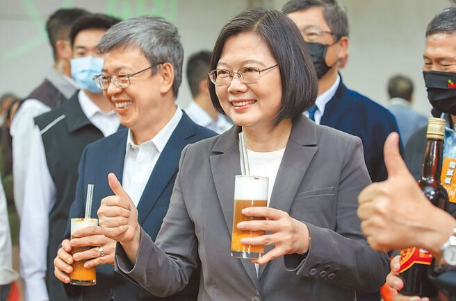 民進黨去年九合一敗選後，蘇貞昌雖第一時間表態辭職，卻被蔡英文留下，因為一個跛鴨的總統，勢必要搭配強勢的閣揆，在丟掉黨權後，行政權更要抓牢。（總統府提供）（禁止酒駕，飲酒過量，有害健康）