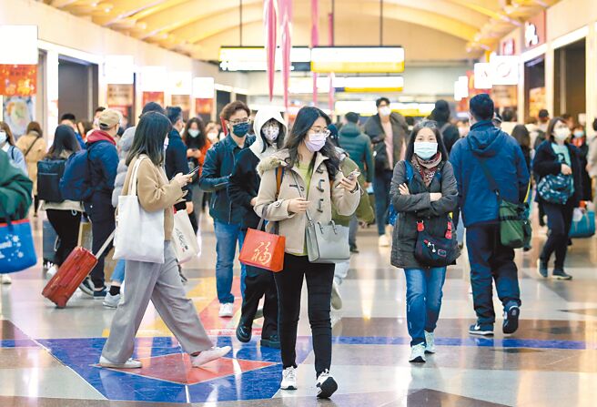 指挥中心表示，春节后若疫情稳定，将于1月底宣布口罩松绑。（范扬光摄）