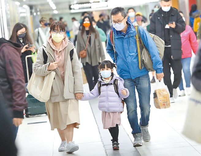 今年的春节年假自20日开始，19日傍晚下班后就可看到民眾全家人前往台北火车站，准备搭车返乡过年。（郑任南摄）