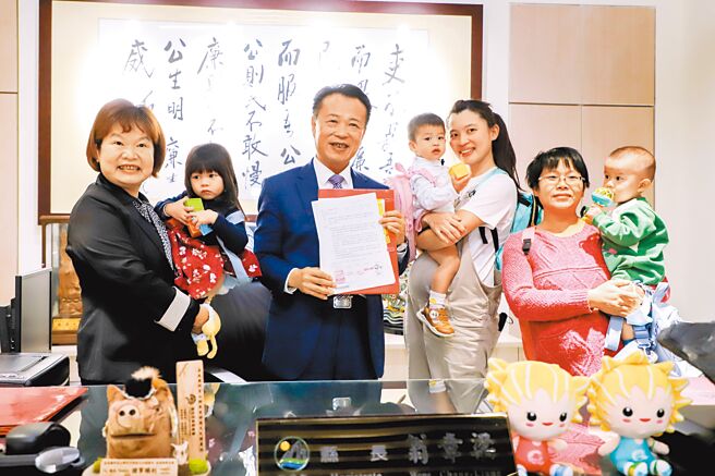 嘉義縣長翁章梁連任就職批示3份公文中的其中1份就是「生育多胎加碼倍增補助」，讓年輕人敢生、願意生。（嘉義縣政府提供／呂妍庭嘉義傳真）
