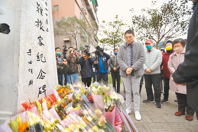 基隆市長謝國樑（中灰衣者）19日上午出席太平輪海難74周年追思活動。（基隆市政府提供／張志康基隆傳真）