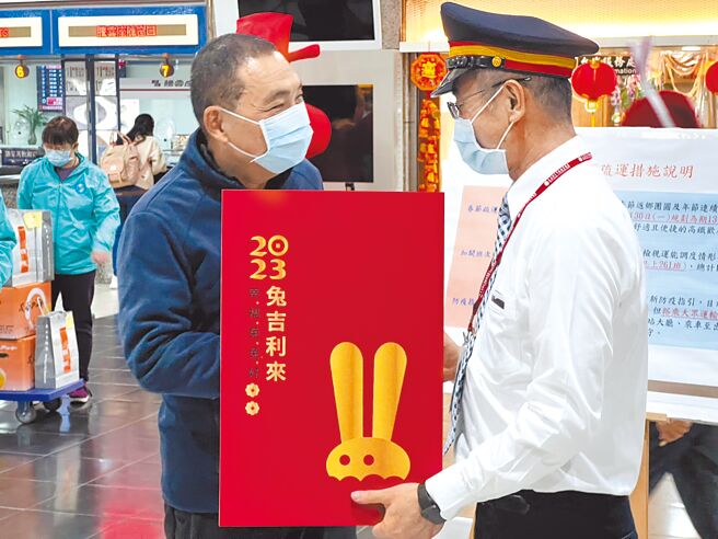 新北市长侯友宜（左）19日视察板桥车站，并慰劳台铁、高铁及警察轮值人员。（王扬杰摄）