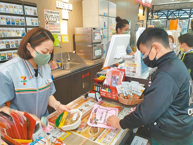 桃园市教育局推出寒假爱心营养午餐，学生符合低收入户、中低收入户、家境清寒及家庭突遭变故，就能在寒假期间持餐券到超商兑换食物。（赖佑维摄）