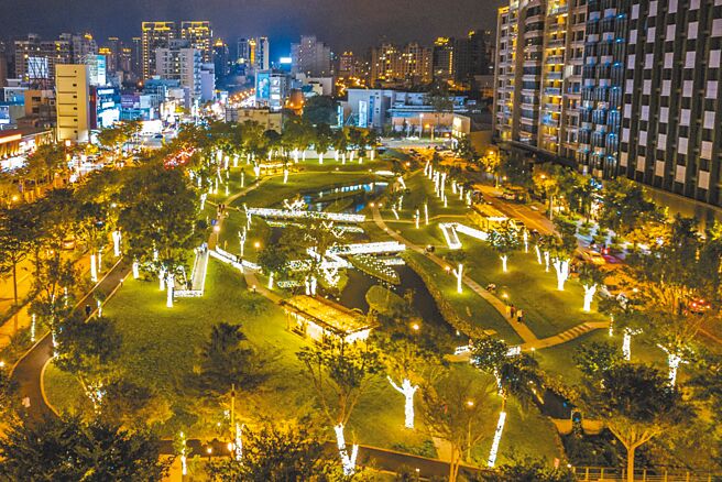 竹北市東興圳光藝節展期延到31日，方便返鄉民眾和遊客欣賞。（羅浚濱攝）
