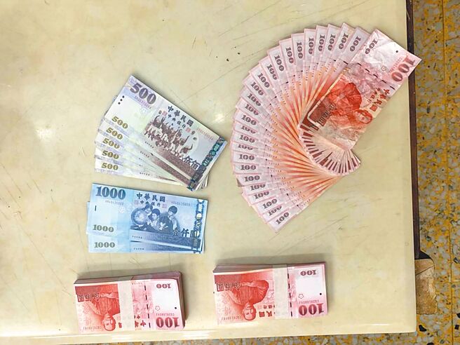 員林警方在賴嫌住處及身上、機車置物箱內共查獲2張千元偽鈔、5張500元偽鈔，及200張的百元偽鈔，從其購買紀錄發現，賴男前後共購買約650張。（民眾提供／吳建輝彰化傳真）
