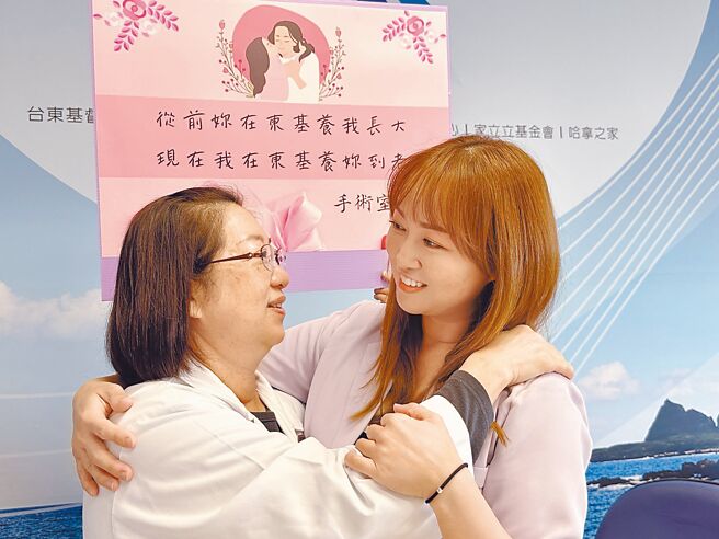 母女同为台东医疗奉献，台东基督教医院药师林宜静（左）退休，护理师女儿白蕙瑄（右）感性告白「从前妳在东基养我长大，现在我在东基养妳到老」。（东基提供／蔡旻妤台东传真）