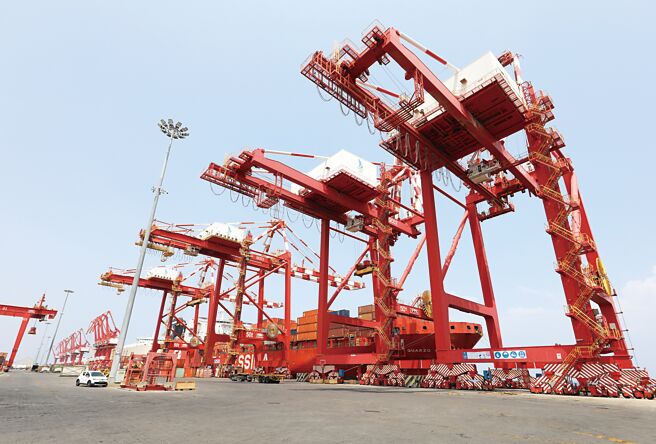 香港企业准备投资吉布地，大陆在此深耕已久，解放军驻吉布地保障基地是大陆首个海外军事基地。图为由中国招商局集团参与投资和运营的吉布地多哈雷多功能港口。（新华社）