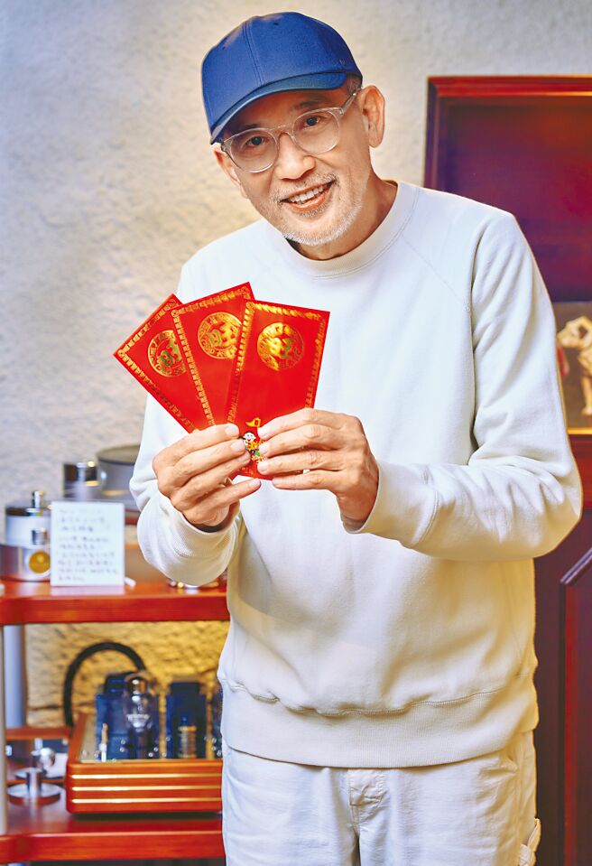 秦汉拿着旺旺红包袋，祝福读者们「鸿兔大展」。（摄影／JOJ PHOTO）