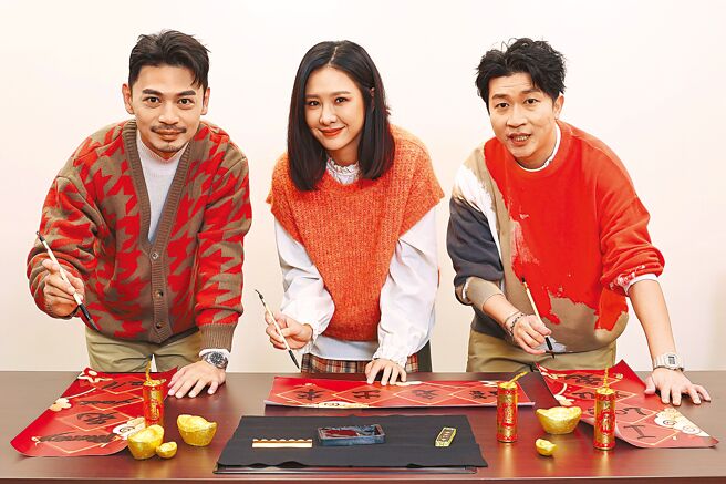 中天《同學來了》主持人阿Ken（左起）、安心亞以及代班主持張立東應景揮毫寫春聯。（陳俊吉攝）