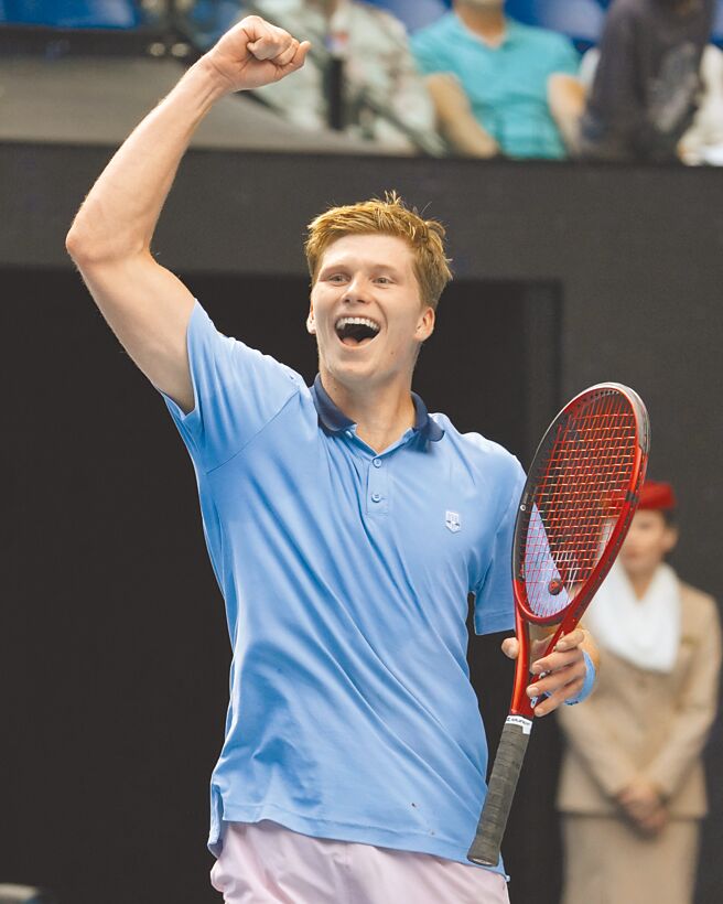 美國好手布魯克斯比在澳網男單次輪淘汰第2種子魯德後，興奮的振臂歡呼。（美聯社）