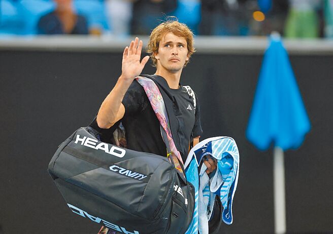 德國名將小祖維瑞夫在男單次輪出局後揮手離場。（路透）