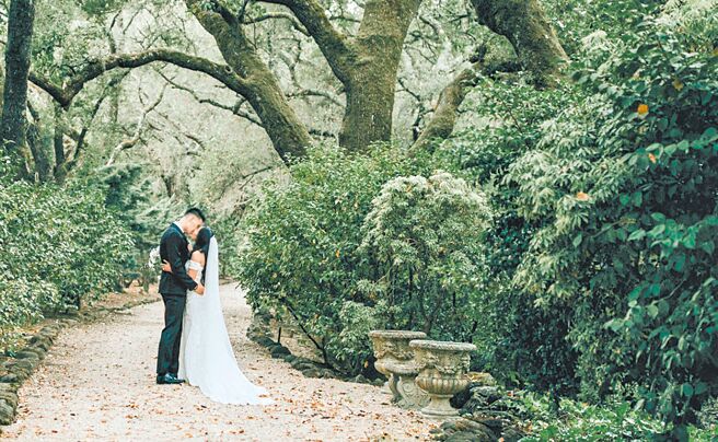 林书豪把自己两年前的婚纱照公布出来跟球迷分享喜悦。（取自林书豪脸书）