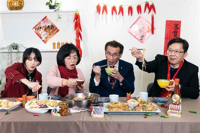 民进党立委苏巧慧今年邀请三位号称很会吃辣的立委赖品妤、郑运鹏、张廖万坚一同进行「百搭辣酱PK赛」，(苏巧慧办公室提供)