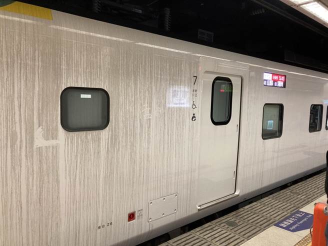 今天除夕早上的台铁5143次新自强号车身没清理就开出(读者提供)