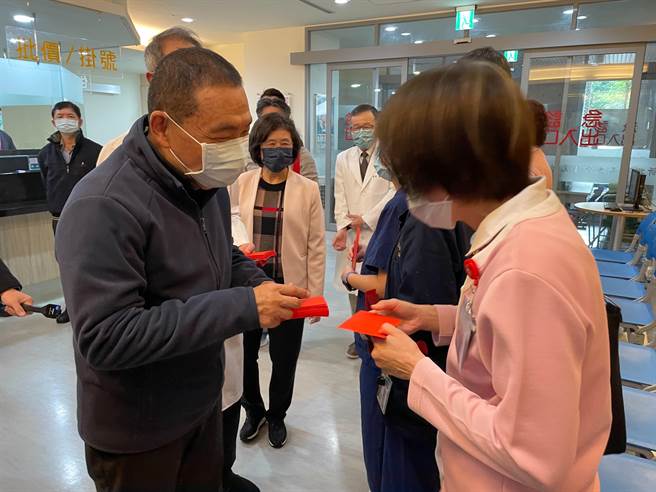 農曆除夕，新北市長侯友宜今（21日）一早前往新北市聯合醫院三重院區慰勞醫護。（葉書宏攝）