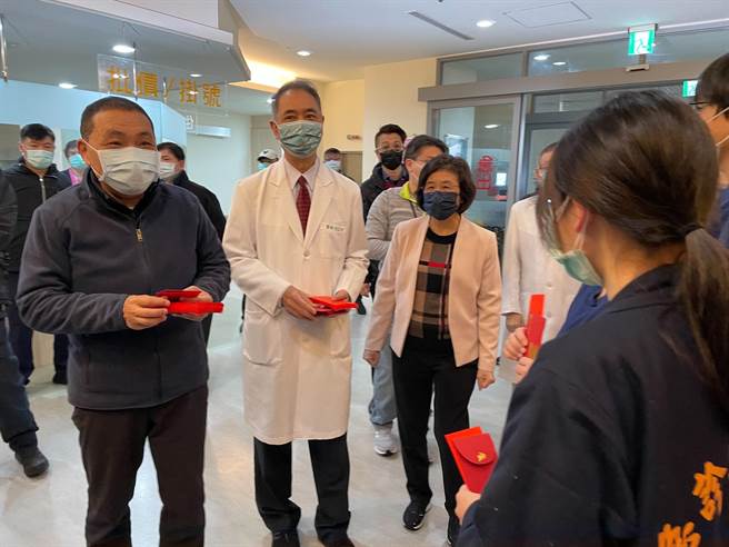 農曆除夕，新北市長侯友宜今（21日）一早前往新北市聯合醫院三重院區慰勞醫護。（葉書宏攝）