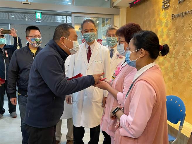 農曆除夕，新北市長侯友宜今（21日）一早前往新北市聯合醫院三重院區慰勞醫護。（葉書宏攝）