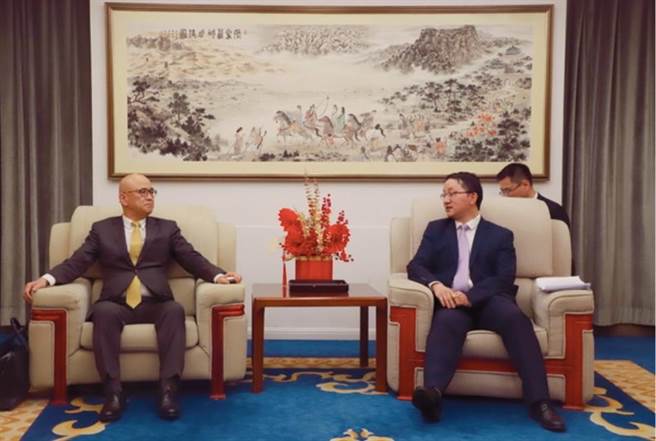 大陸外交部亞洲司長（右）會見中國日本商會會長。（大陸外交部官網）