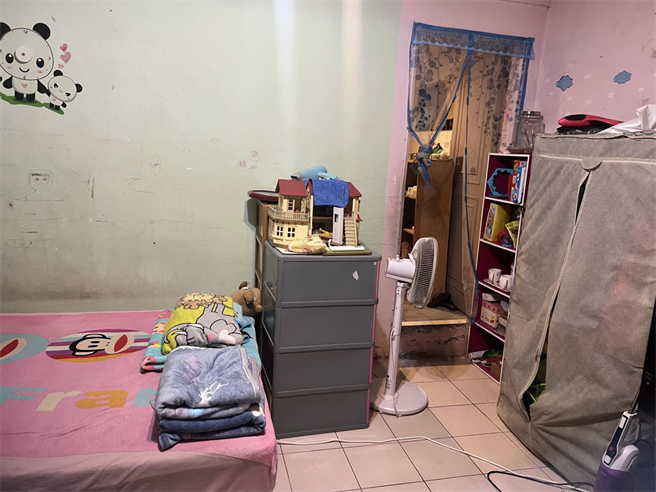 北市府觀傳局去年共查獲226間違法日租套房，其中不乏房間雜亂、床單不潔，業者將廁所門以櫃子擋住，廁所門無法關閉，導致房內潮濕的恐怖房間。（北市觀傳局提供／陳薏云台北傳真）