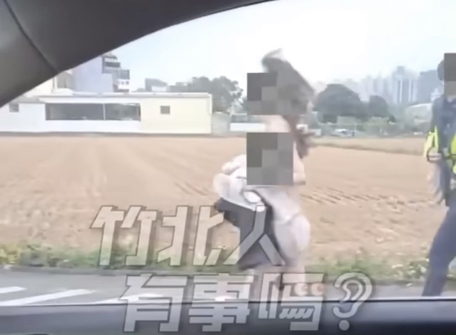 一名女子「光著上半身」僅穿內褲在慢跑，女子疑似拿著衣服被擋著胸部，讓所有路人看傻眼。（翻攝自「新竹爆料公社」）