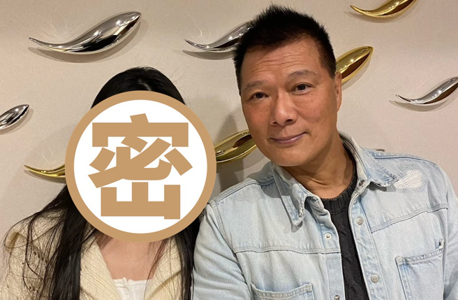 蔡诗萍晒出与女儿亲密挽手照，吸引上千网友按讚朝圣。（图／蔡诗萍脸书）