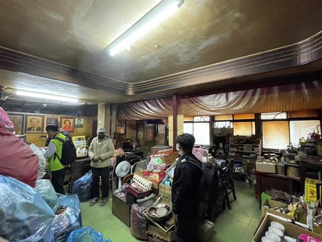 3身障姊弟住屋內堆滿雜物和資收品，在社工協助下進行清理。（新北市社會局提供）