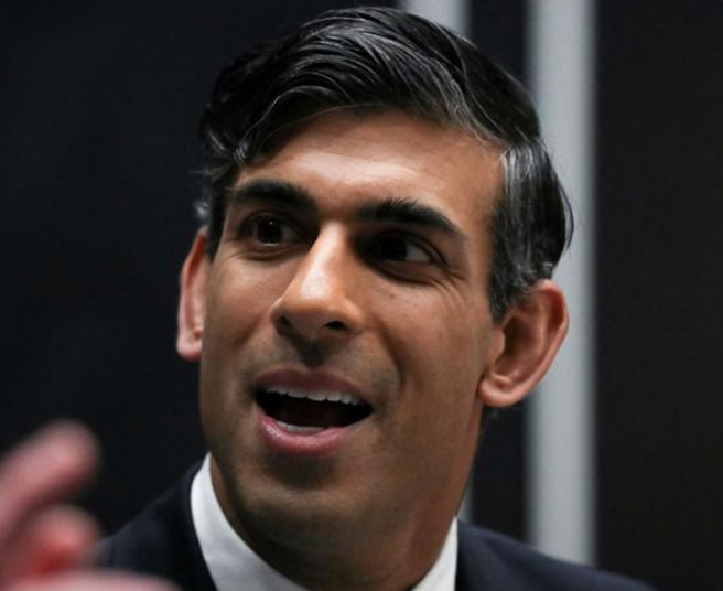 英国首相苏纳克（Rishi Sunak，见资料照）昨天拍社群媒体影片时，未于行驶中的车内繫上安全带，今天被警方罚款。（路透）