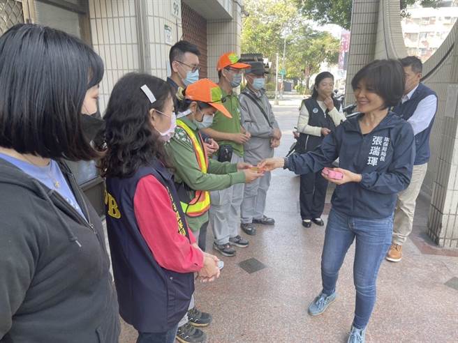 高雄市环保局长张瑞珲（前右）慰问同仁的辛劳。（环保局提供／林瑞益高雄传真）