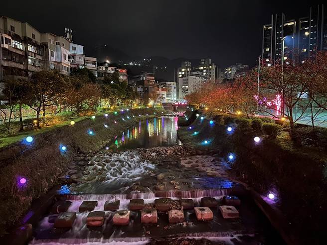 汐止区康诰坑溪畔精心布置灯饰。（新北市农业局提供）