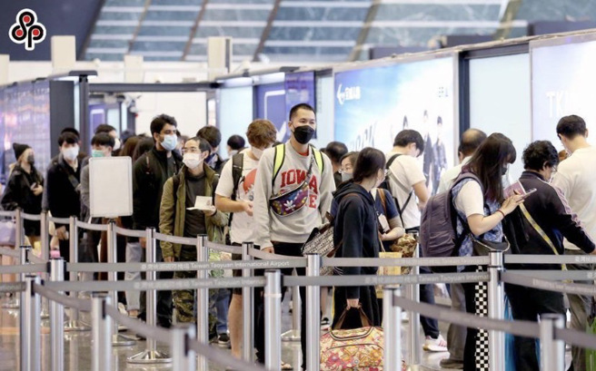 網友因簽證過期6天，被扣在海關，對方要求付現金1萬2，而一名剛派駐印尼的地勤馬上掏出自己的錢借他，讓他感動到飆淚。（資料照）