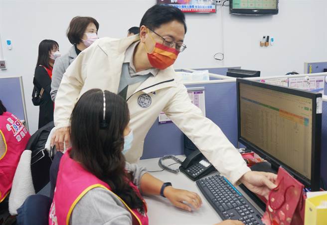 桃園市長張善政21日下午巡視1999話務中心，致贈留守同仁喉糖。（楊宗灝攝）