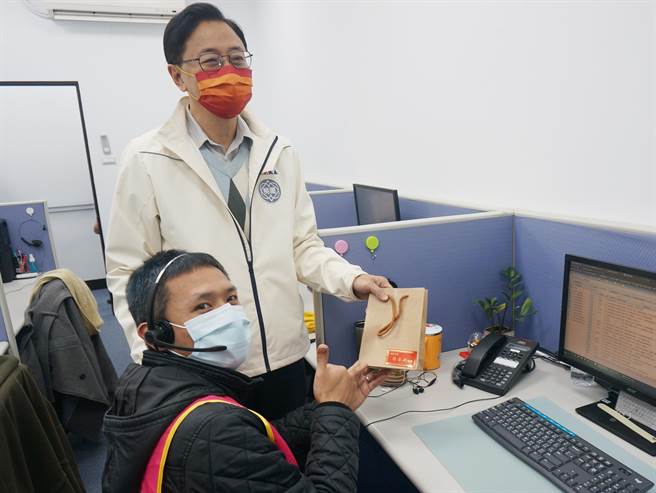 桃園市長張善政21日下午巡視1999話務中心，致贈留守同仁喉糖。（楊宗灝攝）