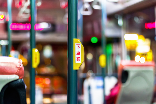 一名男網友表示，近日在台中市搭公車，按下車鈴後被司機要求先到刷卡機刷卡，感覺被車上其他乘客用異樣眼光。（圖／示意圖，達志影像）